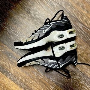 Boys black white and grey Airmax